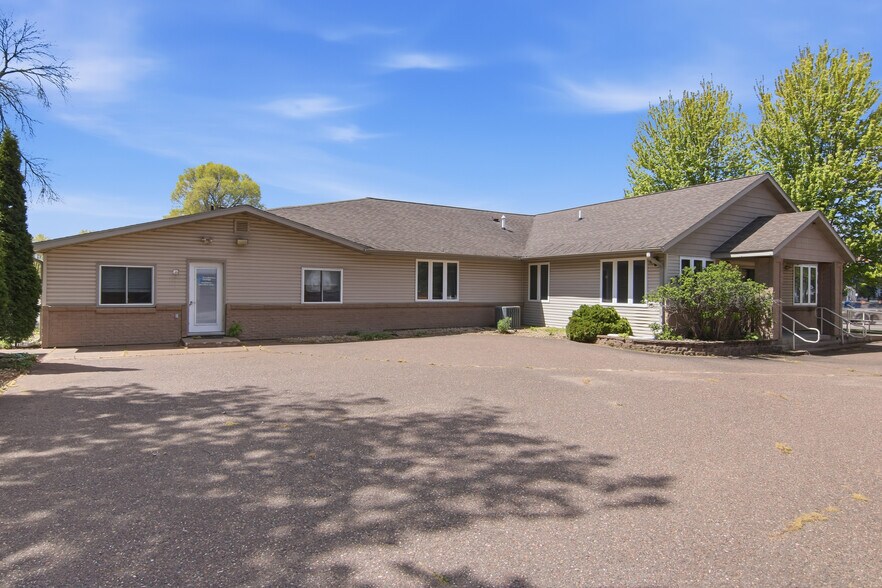 2108 S Broadway St, Menomonie, WI à vendre - Photo de l’immeuble – Image 2 sur 33