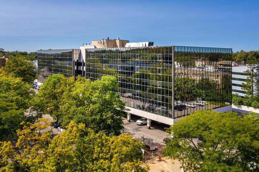 111 Great Neck Rd, Great Neck, NY à louer - Photo de l’immeuble – Image 3 sur 9