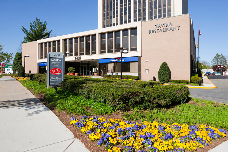 8401 Connecticut Ave, Chevy Chase, MD à louer - Photo de l’immeuble – Image 2 sur 23