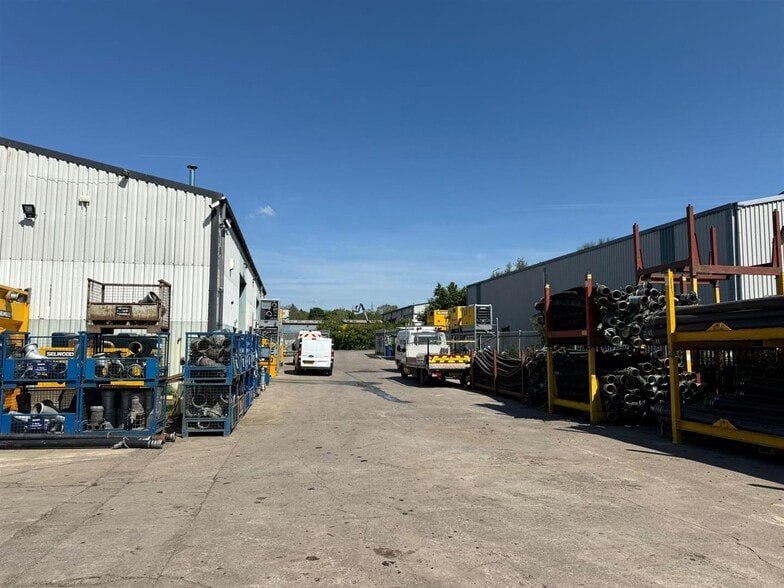 Brynmenyn Industrial Estate portefeuille de 2 biens à vendre sur LoopNet.fr - Photo de l’immeuble – Image 2 sur 8
