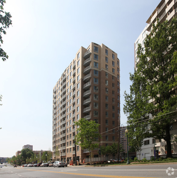 1200 East West Hwy, Silver Spring, MD à louer - Photo de l’immeuble – Image 2 sur 33