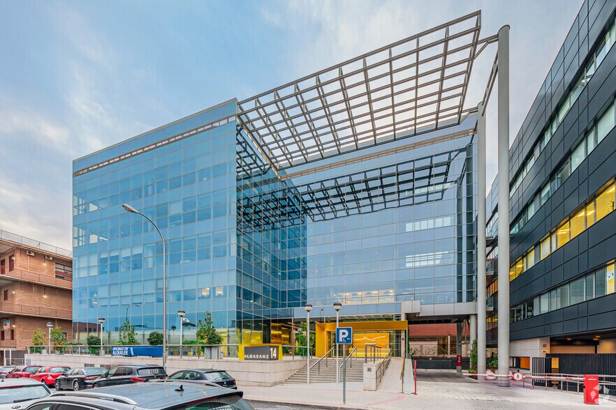 Calle Albasanz, 14, Madrid, Madrid à louer - Photo de l’immeuble – Image 3 sur 21