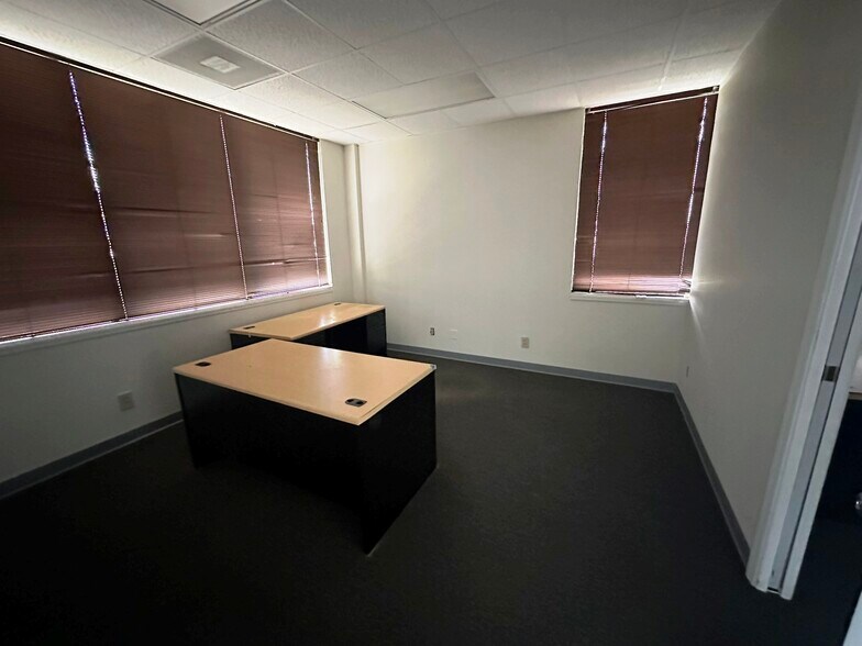 105 N Falkenburg Rd, Tampa, FL à louer - Photo de l’immeuble – Image 3 sur 6