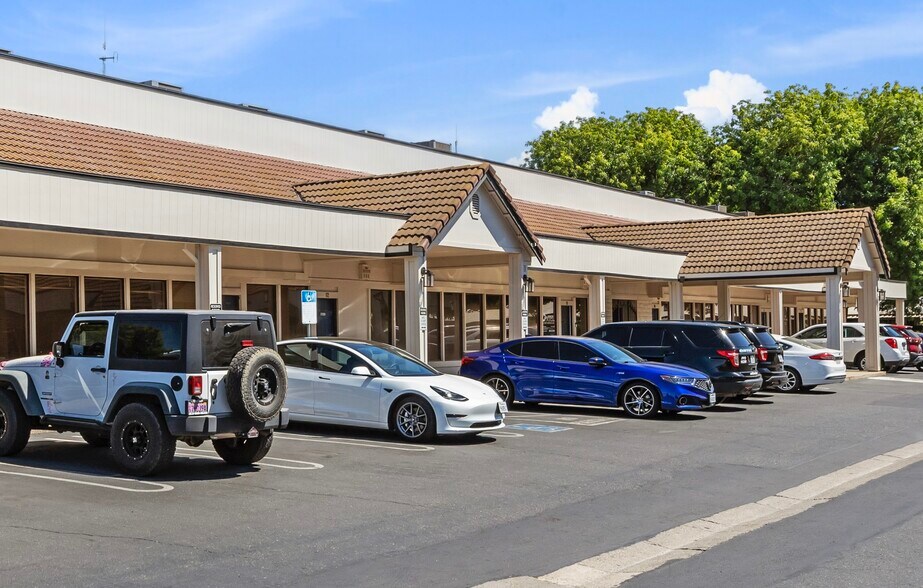 2125 Wylie Dr, Modesto, CA à vendre - Photo de l’immeuble – Image 1 sur 24
