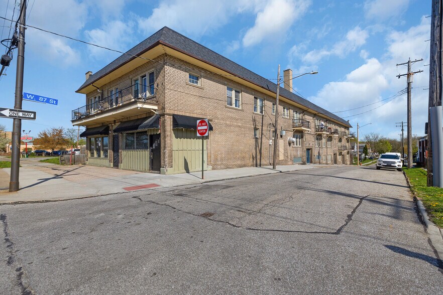 8702 Detroit Ave, Cleveland, OH à vendre - Photo de l’immeuble – Image 1 sur 24