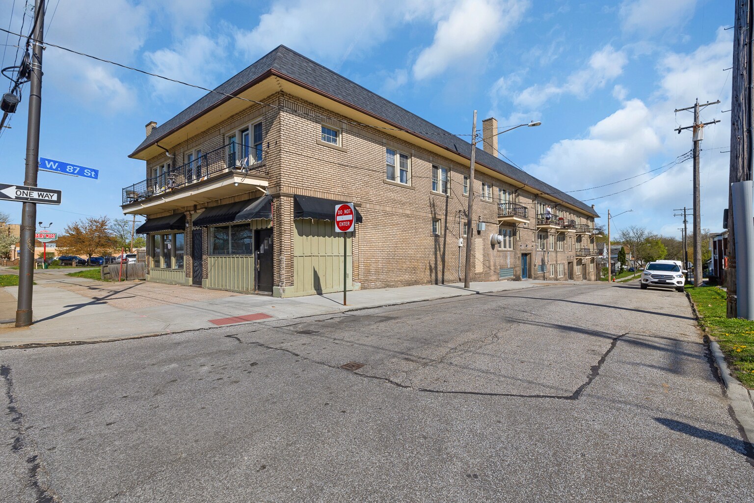 8702 Detroit Ave, Cleveland, OH à vendre Photo de l’immeuble– Image 1 sur 25