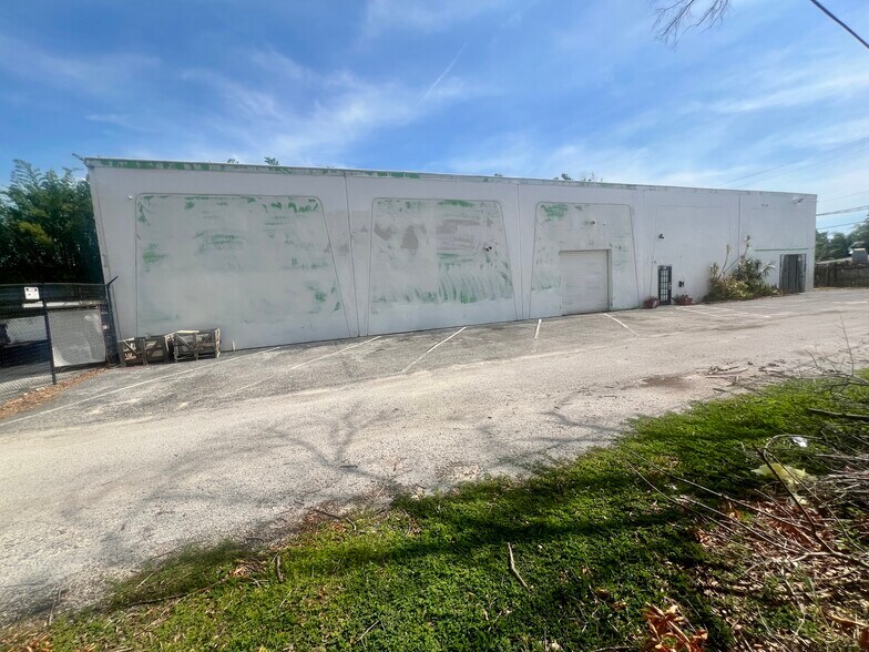 7704 W Hillsborough Ave, Tampa, FL à louer - Photo de l’immeuble – Image 1 sur 10