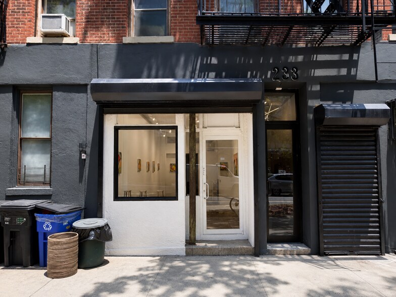 231-233 E 4th St, New York, NY à louer - Photo de l’immeuble – Image 2 sur 3