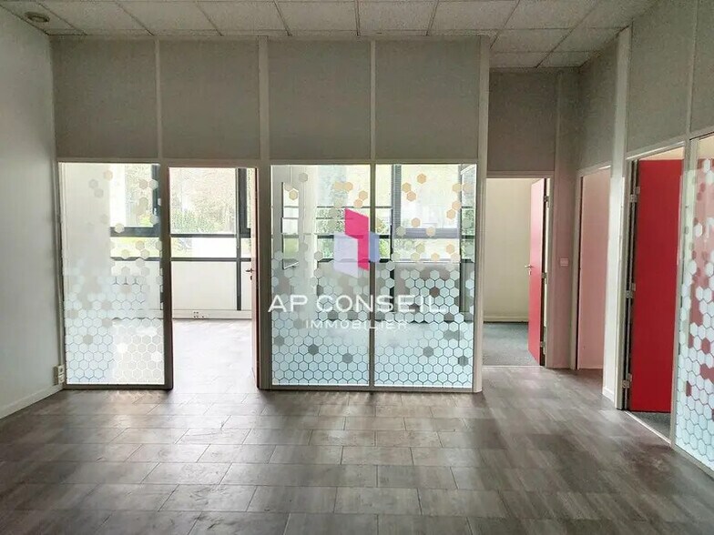 Bureau dans Guyancourt à louer - Photo de l’immeuble – Image 3 sur 5