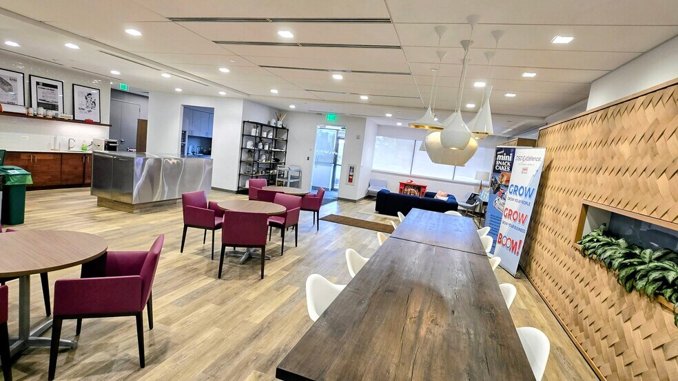 355 Business Center Dr, Horsham Township, PA à vendre - Photo de l’immeuble – Image 3 sur 12