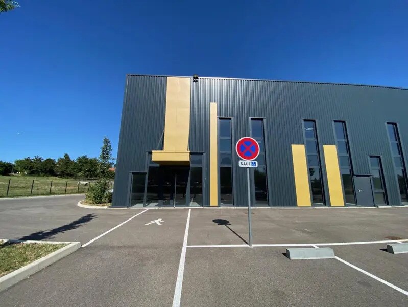 Local d'activités dans Villefontaine à vendre Photo de l’immeuble– Image 1 sur 7