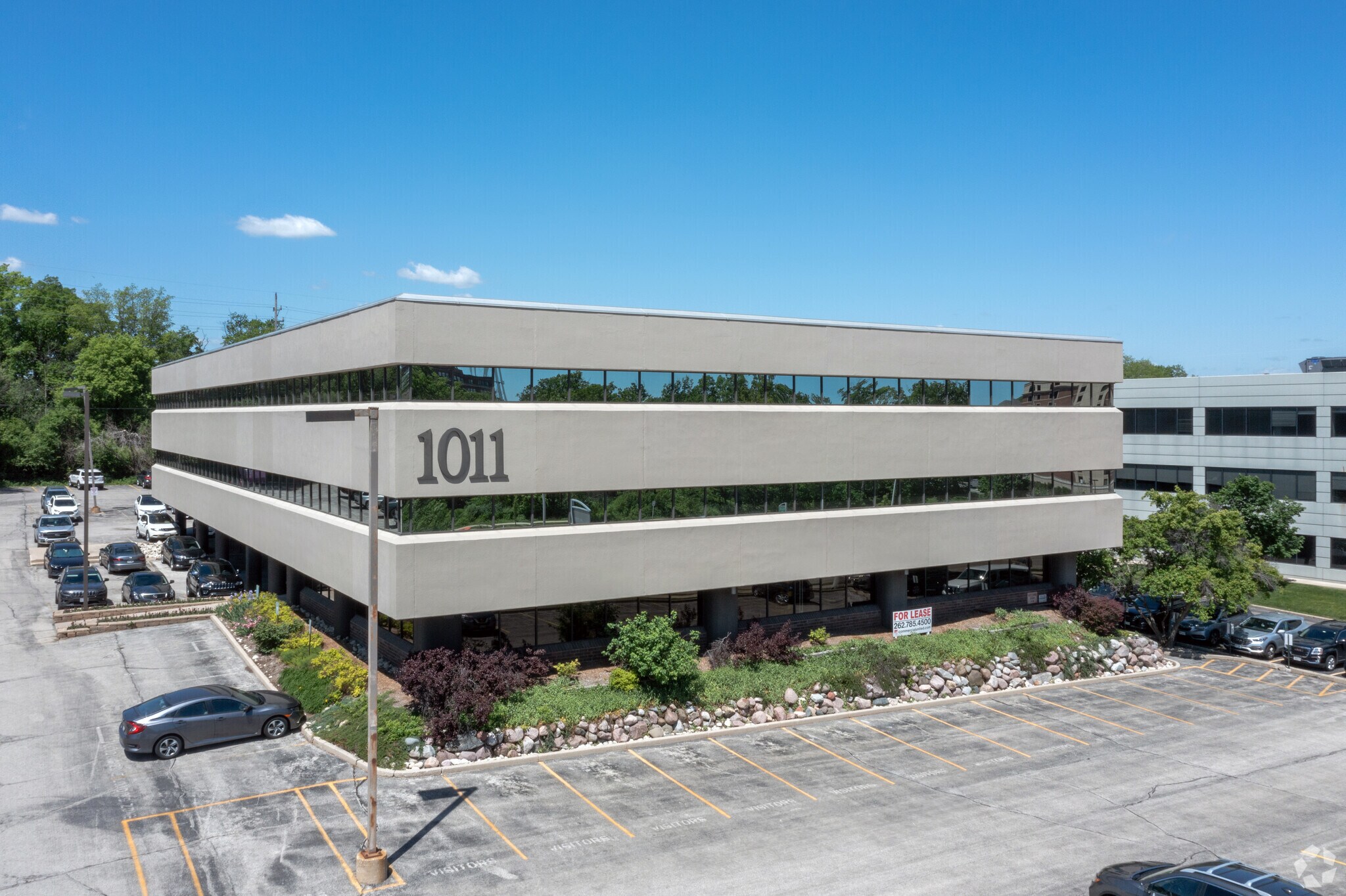 1011 N Mayfair Rd, Wauwatosa, WI à vendre Photo de l’immeuble– Image 1 sur 5