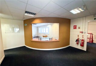 76 Queen Elizabeth Ave, Glasgow à louer Photo intérieure– Image 1 sur 5