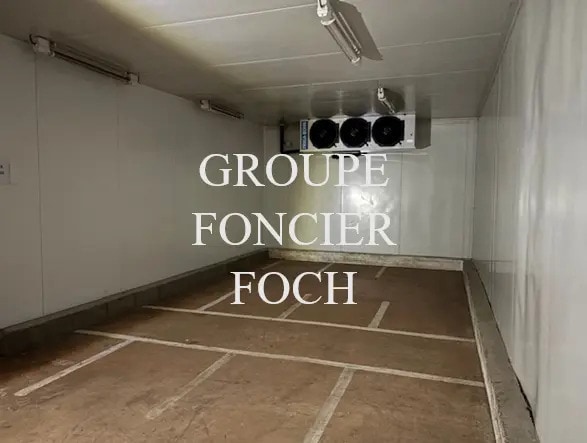 Local d’activités dans Saint-Genis-Laval à louer - Photo de l’immeuble – Image 1 sur 8