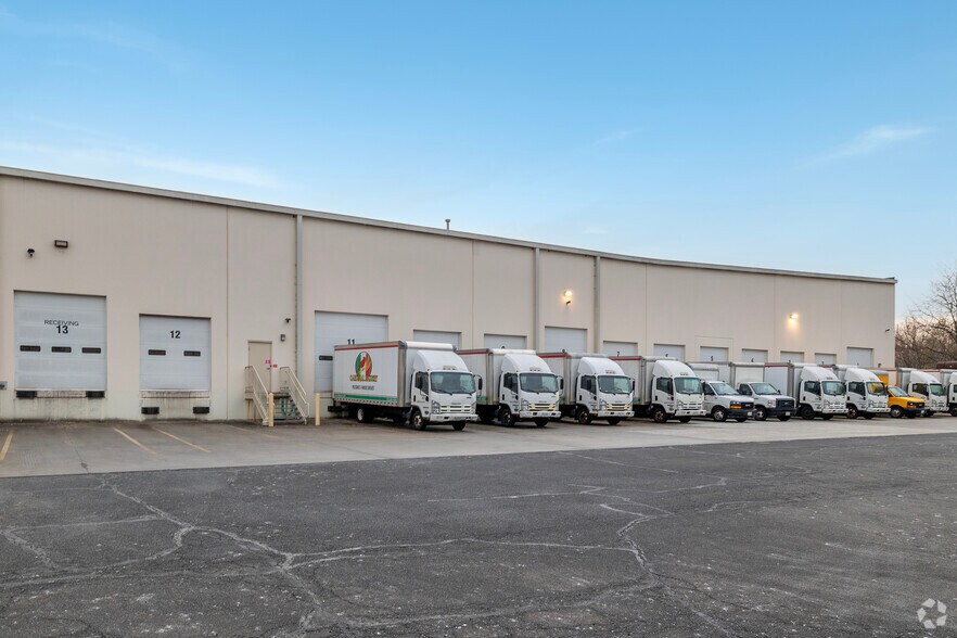 22704 Commerce Center Ct, Sterling, VA à louer - Photo de l’immeuble – Image 3 sur 4