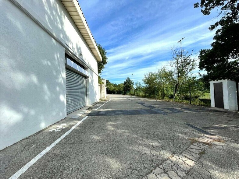 Local commercial dans La Roquette-sur-Siagne à louer - Photo de l’immeuble – Image 2 sur 12