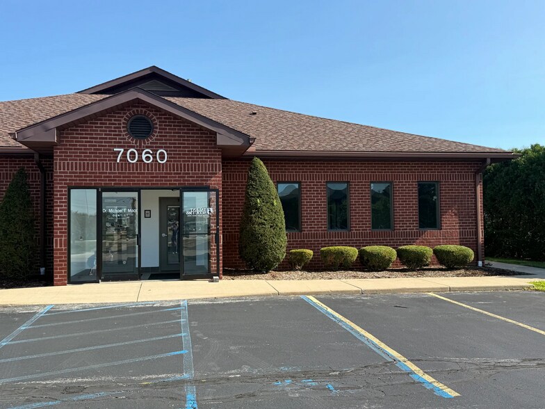 7060 Spring Meadows Dr W, Holland, OH à louer - Photo de l’immeuble – Image 2 sur 5