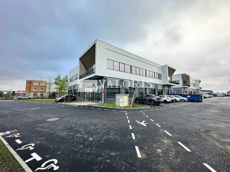 92 Avenue Du Progrès, Chassieu à louer - Photo de l’immeuble – Image 1 sur 8
