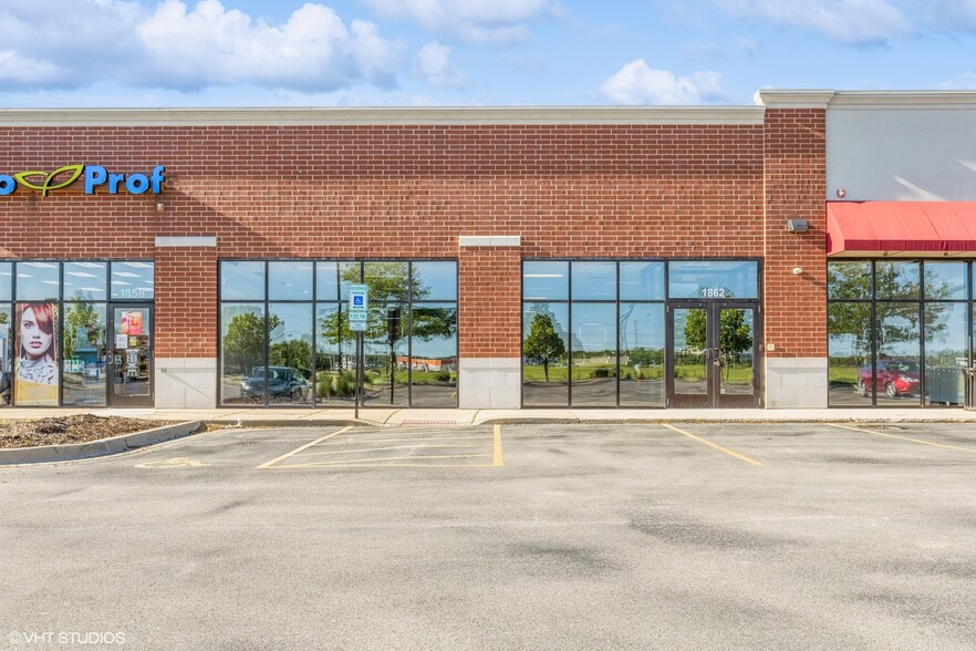 1852-1866 Towne Centre Dr, North Aurora, IL à louer - Photo de l’immeuble – Image 1 sur 26