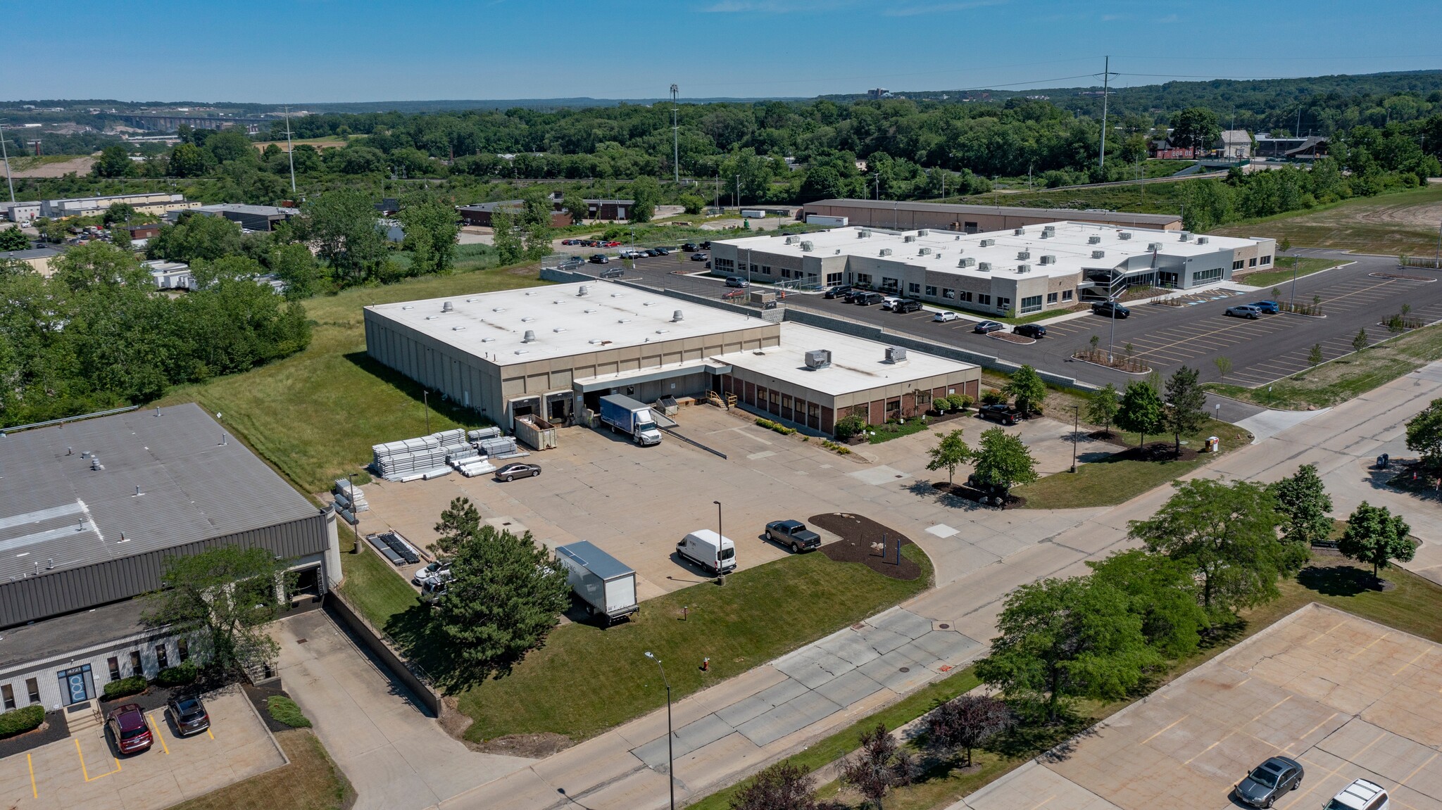 4741 Hinckley Ind Pky, Cleveland, OH à louer Photo de l’immeuble– Image 1 sur 4