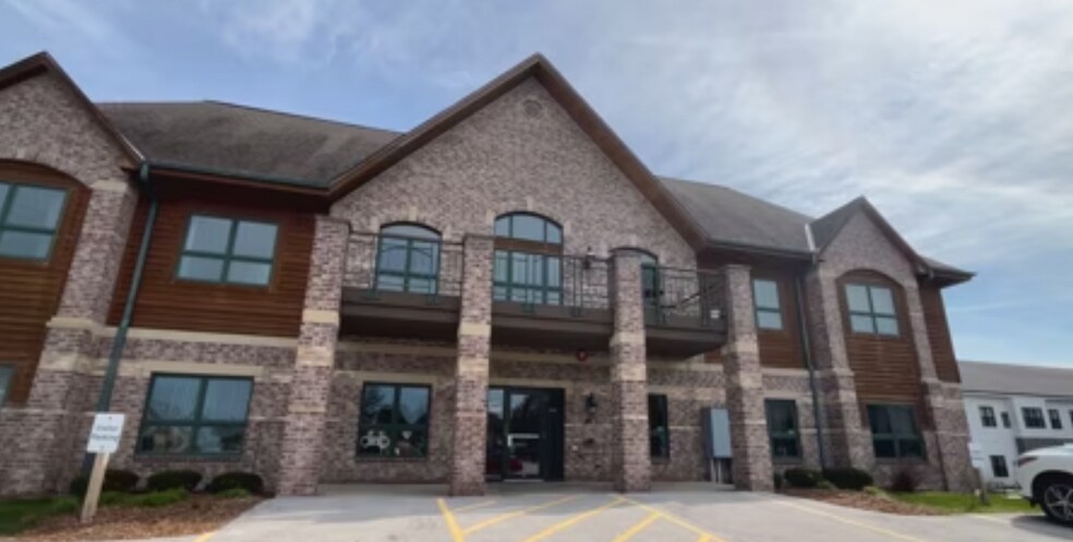 1045 W Glen Oaks Ln, Mequon, WI à louer - Vidéo sur l’annonce professionnelle – Image 2 sur 2
