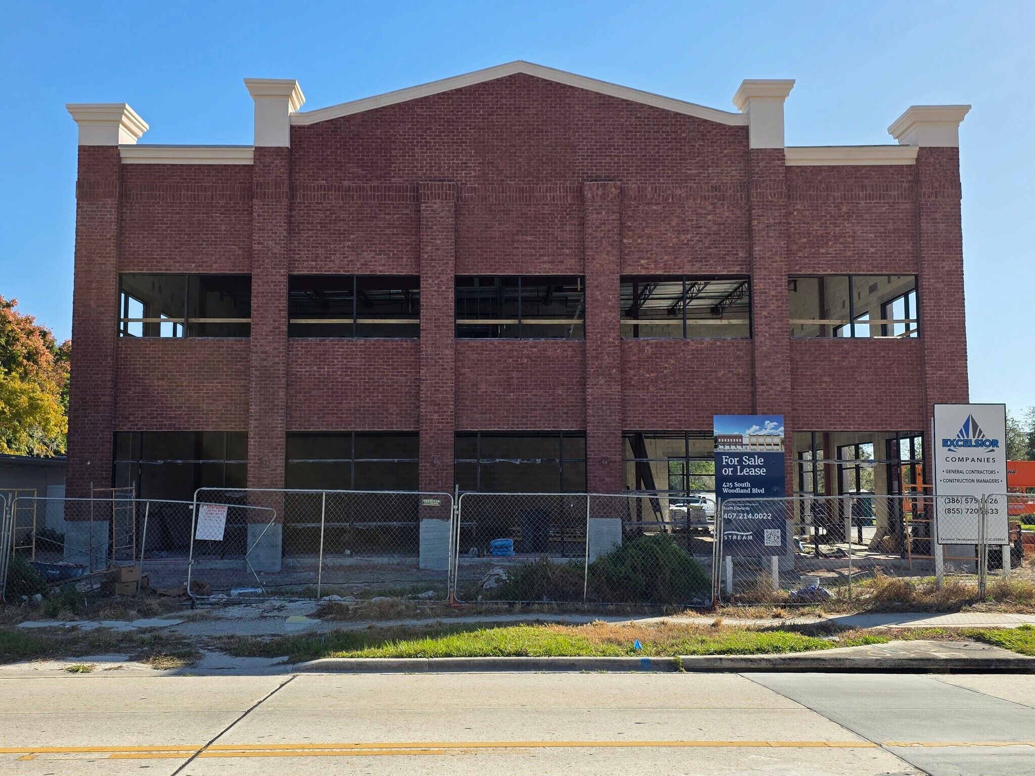 425 S Woodland Blvd, Deland, FL à louer Photo de l’immeuble– Image 1 sur 17