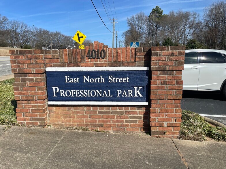 4010 E North St, Greenville, SC à louer - Photo de l’immeuble – Image 3 sur 17