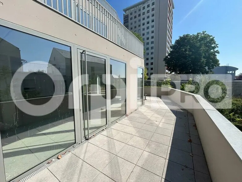 Bureau dans Avon à vendre - Photo de l’immeuble – Image 2 sur 6