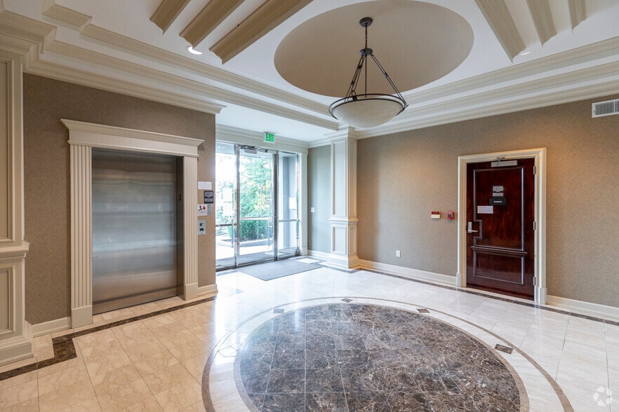 2057 Valleydale Rd, Hoover, AL à louer - Hall d’entrée – Image 2 sur 7