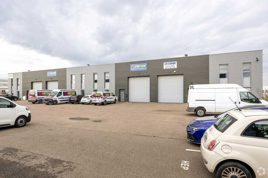 Local d'activités dans Genas à vendre - Photo de l’immeuble – Image 2 sur 2