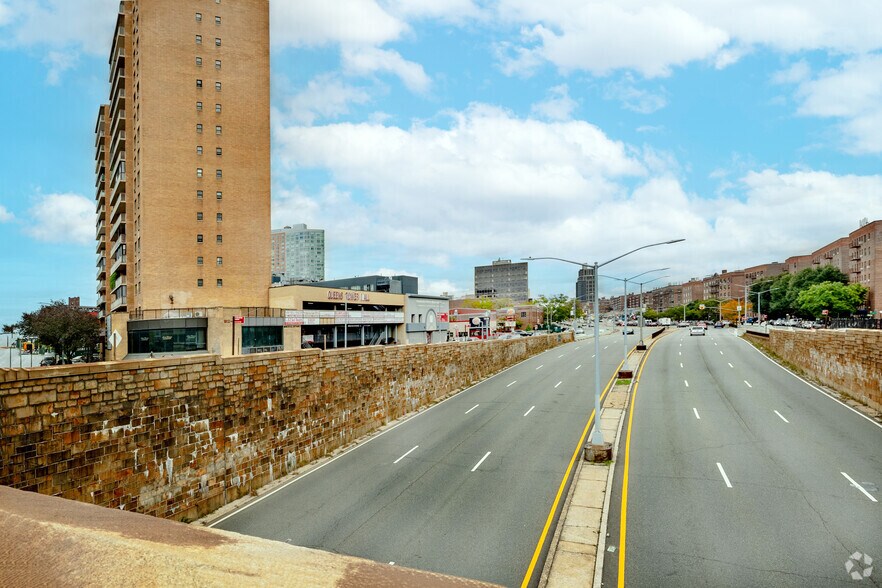 92-29 Queens Blvd, Rego Park, NY à vendre - Photo de l’immeuble – Image 3 sur 8