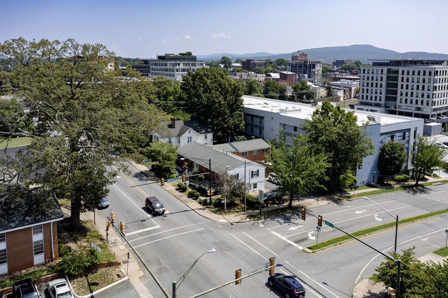 218 Ridge St, Charlottesville, VA à vendre - Photo de l’immeuble – Image 3 sur 45