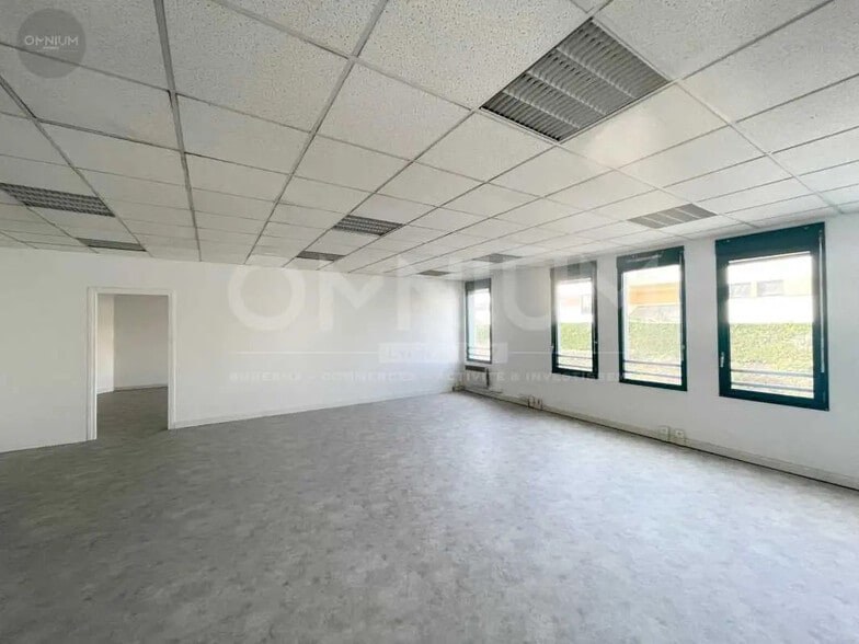 Bureau dans Saint-Genis-Laval à vendre - Photo de l’immeuble – Image 1 sur 3