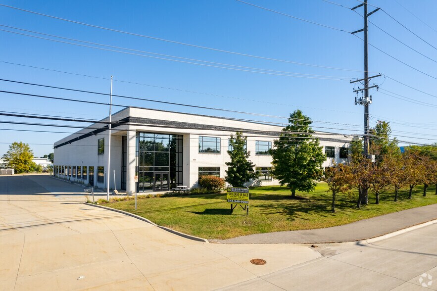 2455 Featherstone Rd, Auburn Hills, MI à louer - Photo de l’immeuble – Image 3 sur 9