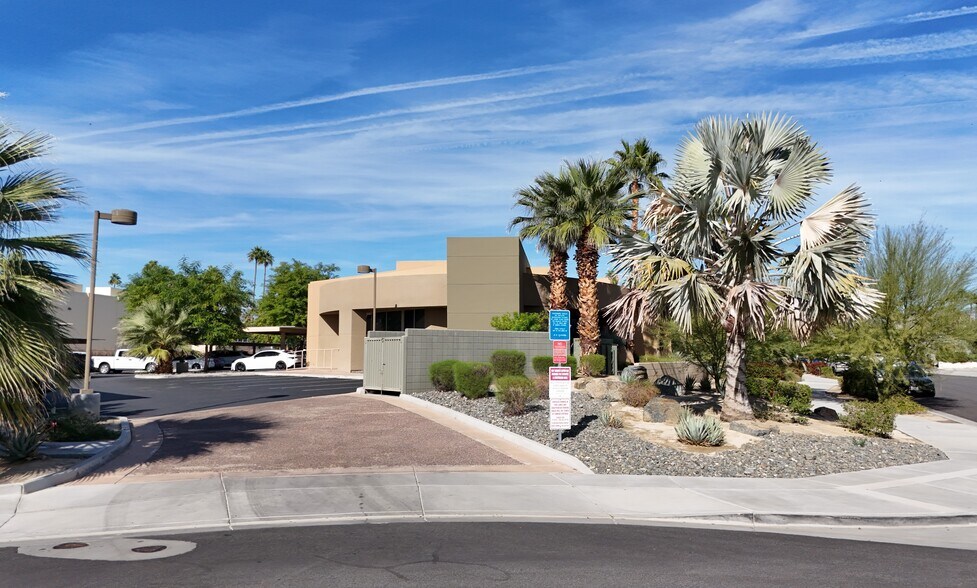 1801 E Tahquitz Canyon Way, Palm Springs, CA à vendre - Photo de l’immeuble – Image 3 sur 10