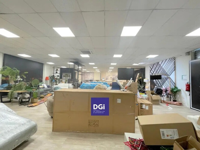 Local d’activités dans Nîmes à louer - Photo de l’immeuble – Image 2 sur 4