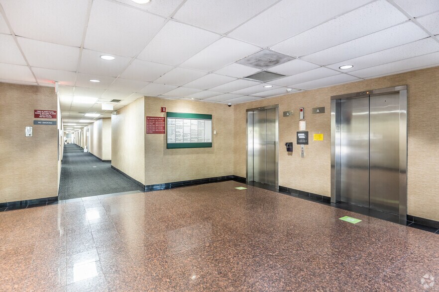 7421 N University Dr, Tamarac, FL à vendre - Hall d’entrée – Image 3 sur 33