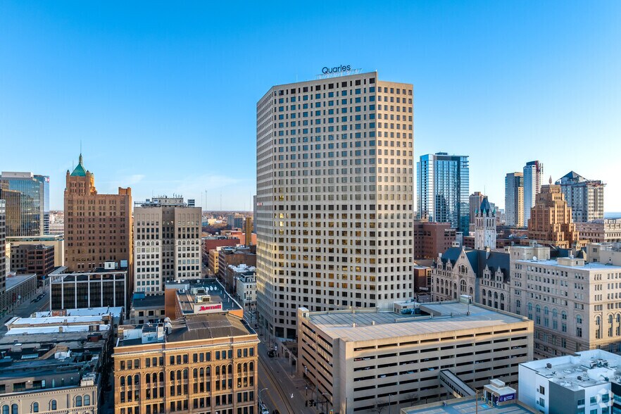 411 E Wisconsin Ave, Milwaukee, WI à louer - Photo de l’immeuble – Image 2 sur 12