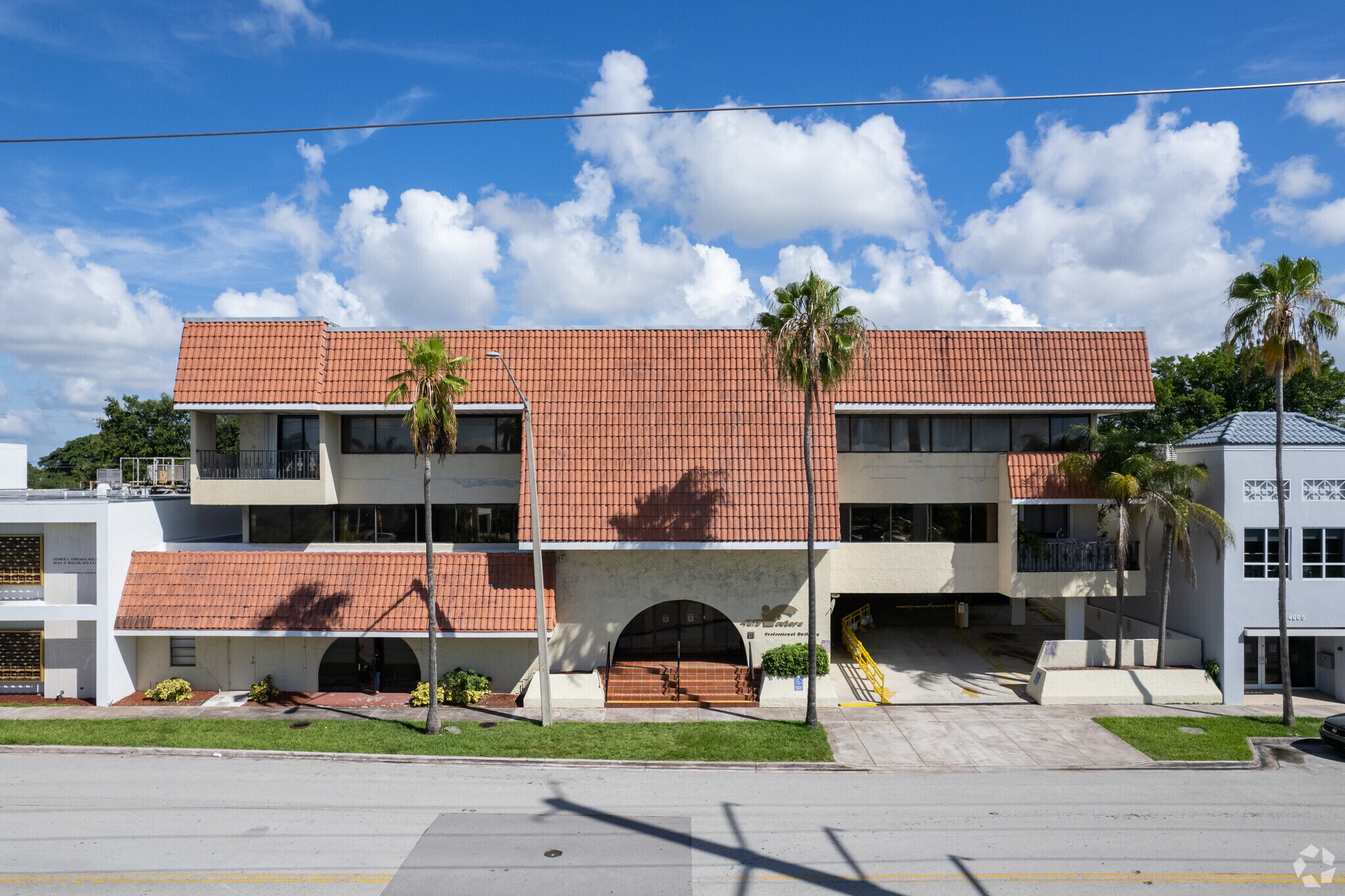 4675 Ponce De Leon Blvd, Coral Gables, FL à louer Photo de l’immeuble– Image 1 sur 27