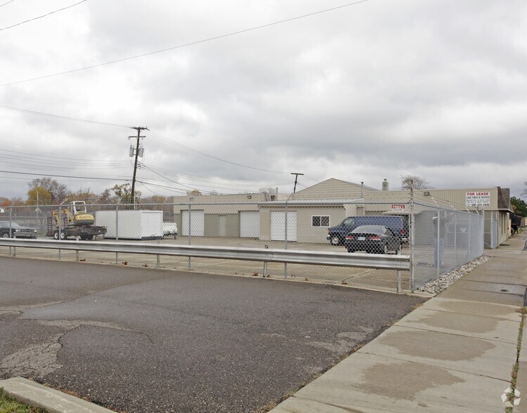 45-47 E 10 Mile Rd, Madison Heights, MI à vendre - Photo de l’immeuble – Image 3 sur 9