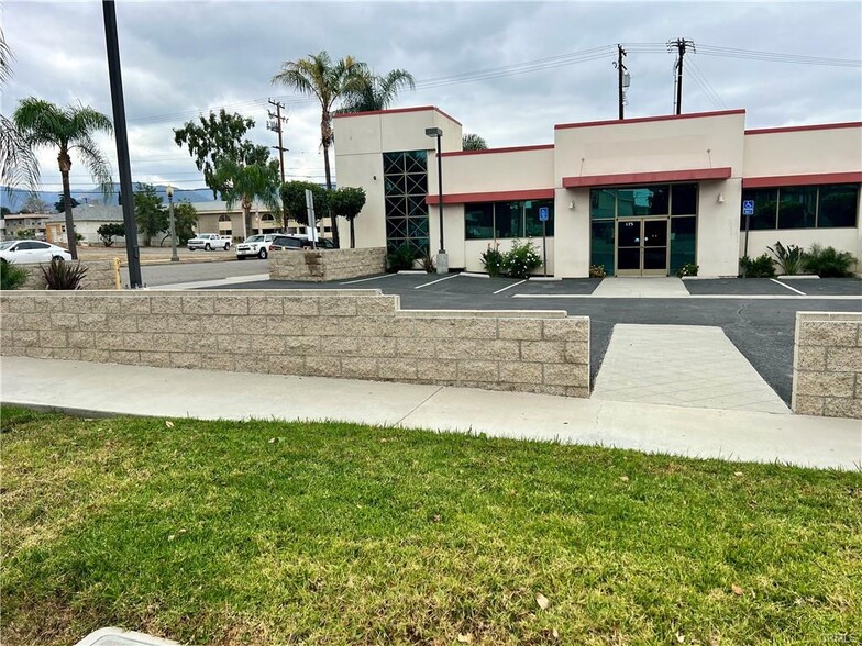175 E 9th St, Corona, CA à louer - Photo de l’immeuble – Image 1 sur 19