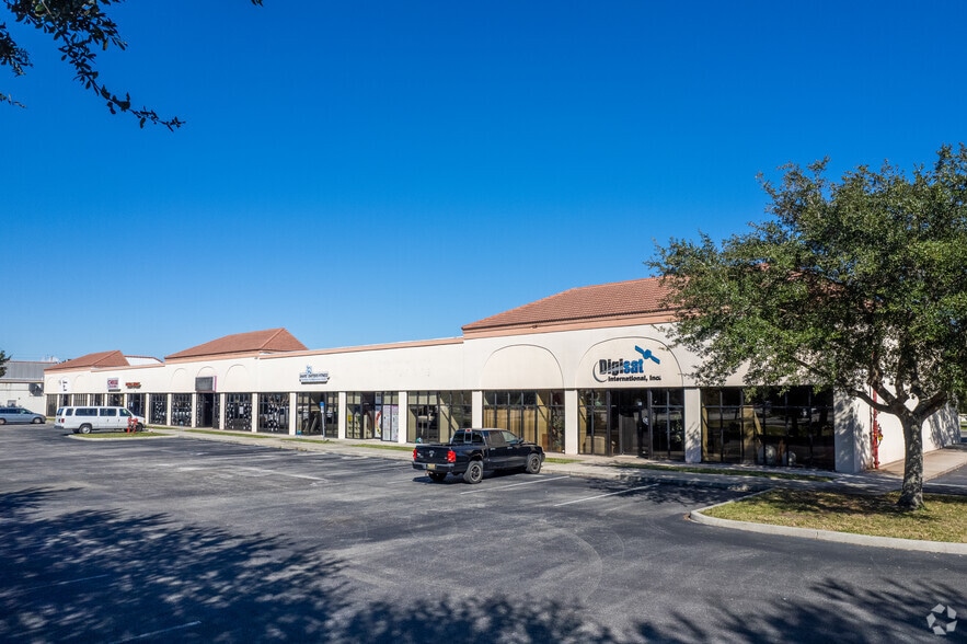 4175 W New Haven Ave, Melbourne, FL à louer - Photo de l’immeuble – Image 3 sur 6