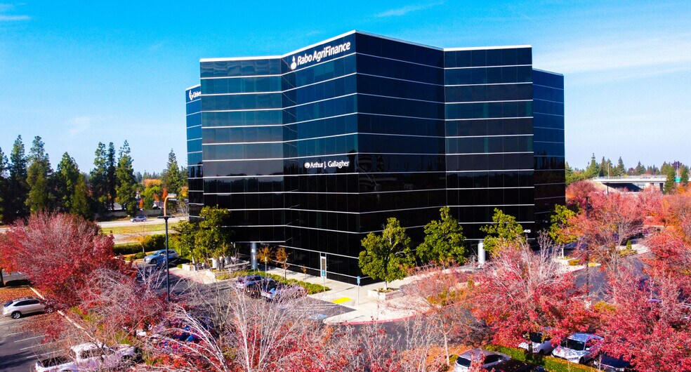 45 E River Park Pl W, Fresno, CA à louer - Photo de l’immeuble – Image 1 sur 12