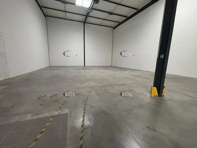 Local d’activités dans Lieusaint à louer - Photo intérieure – Image 3 sur 4