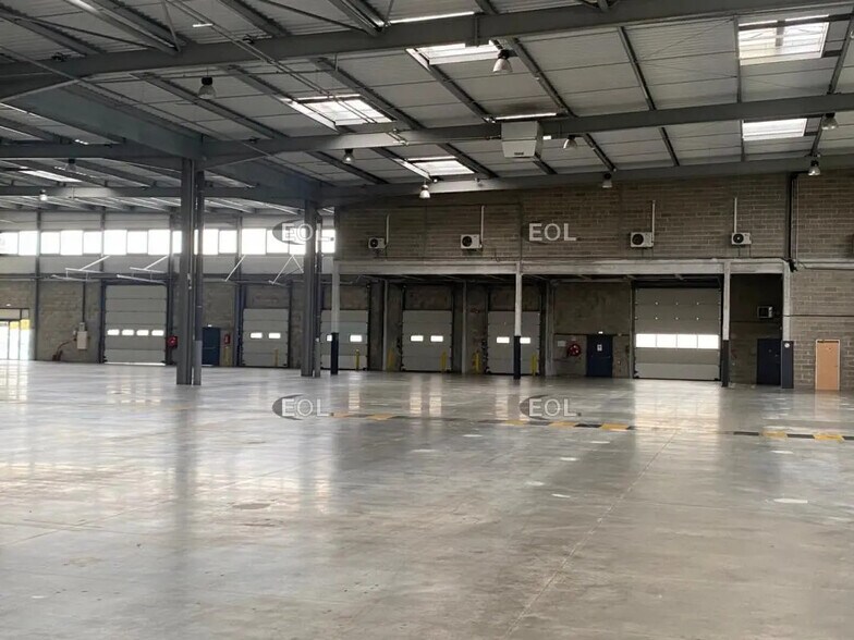 Industriel/Logistique dans Lieusaint à louer - Photo de l’immeuble – Image 3 sur 11