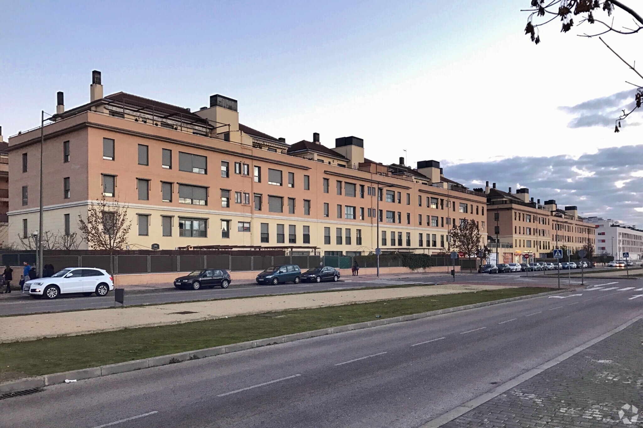 Local commercial dans Parla, Madrid à louer Photo principale– Image 1 sur 3