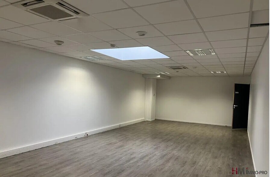 Bureau dans Mont-Saint-Aignan à louer - Photo de l’immeuble – Image 3 sur 5