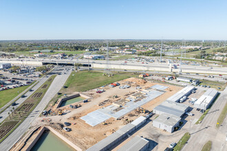 1320 W League City Pky, League City, TX à louer Photo de l’immeuble– Image 2 sur 5