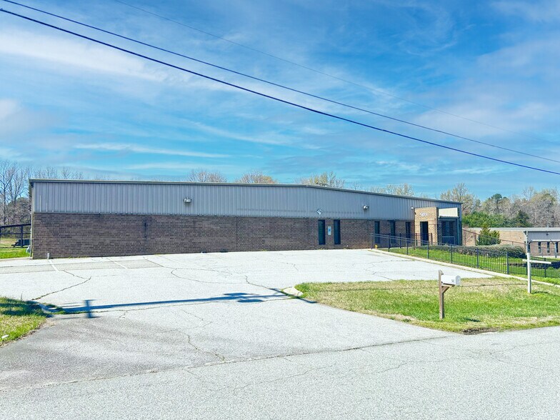 503 Aztec Dr, High Point, NC à louer - Photo principale – Image 1 sur 11
