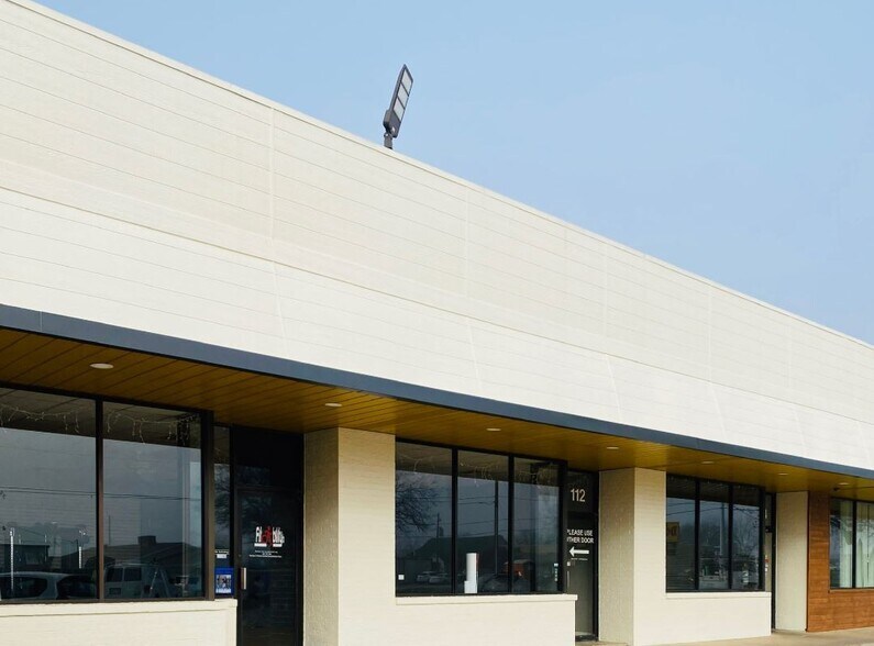 100-122 S Tarrant St, Crowley, TX à louer - Photo de l’immeuble – Image 3 sur 5